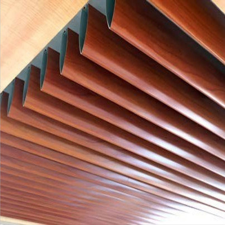 Există o descoperire în tavanul metalic din aluminiu cu profil în formă de glonț?