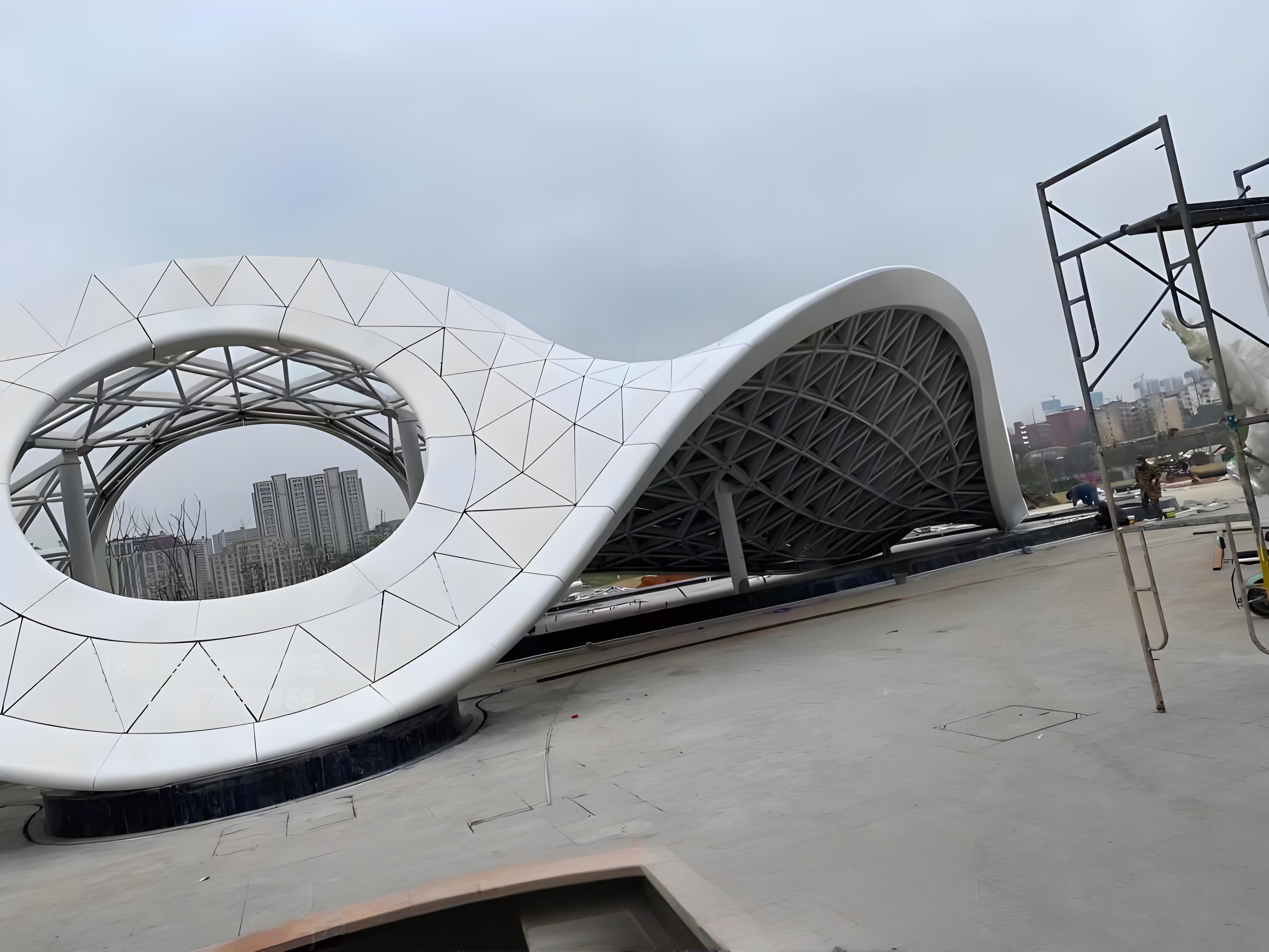 Conceptul unei tehnologii de formare la fața locului pentru panouri curbate din aluminiu