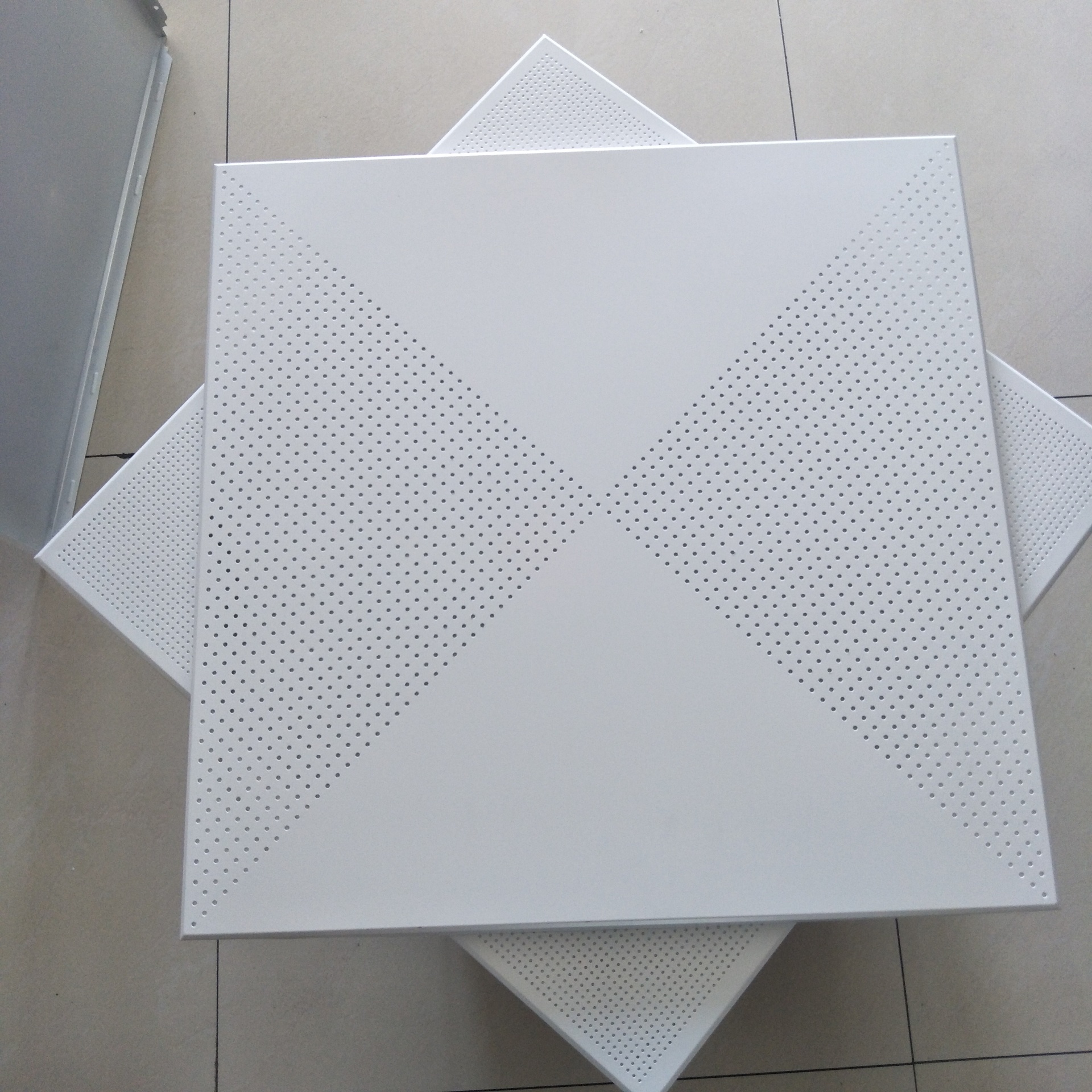 Panou cu buton din aluminiu vs panou compozit din aluminiu